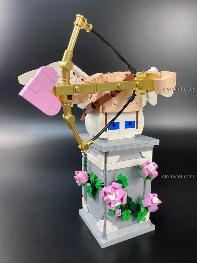 Chi tiết bàn chân của Tượng Thần Tình Yêu Cupid DOKI 846681, được tạo hình tỉ mỉ.