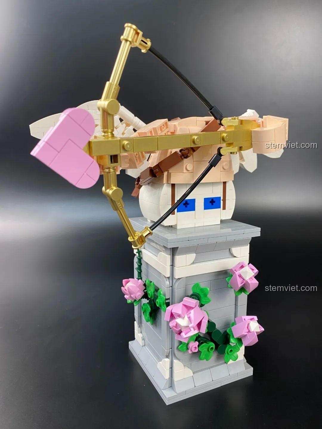 Chi tiết bàn chân của Tượng Thần Tình Yêu Cupid DOKI 846681, được tạo hình tỉ mỉ.