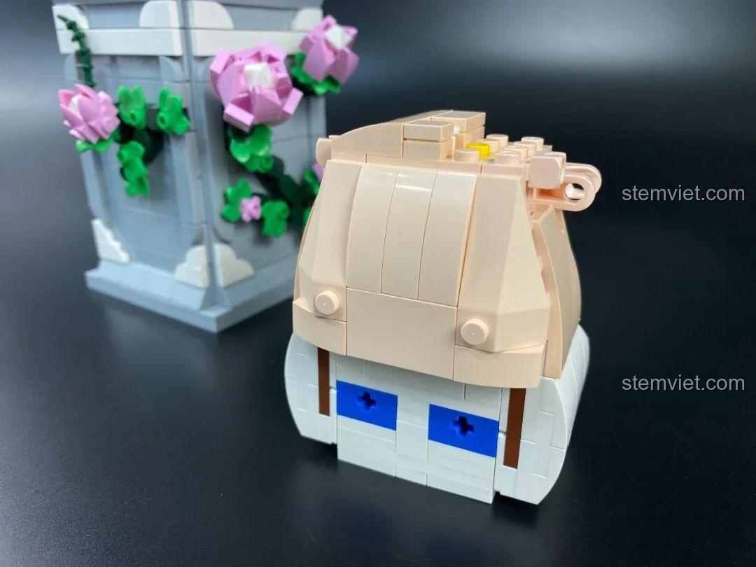 Phần thân của bộ lắp ghép Tượng Thần Tình Yêu Cupid Cheese Candy 846681 đang được lắp ráp, dần hình thành dáng vẻ.