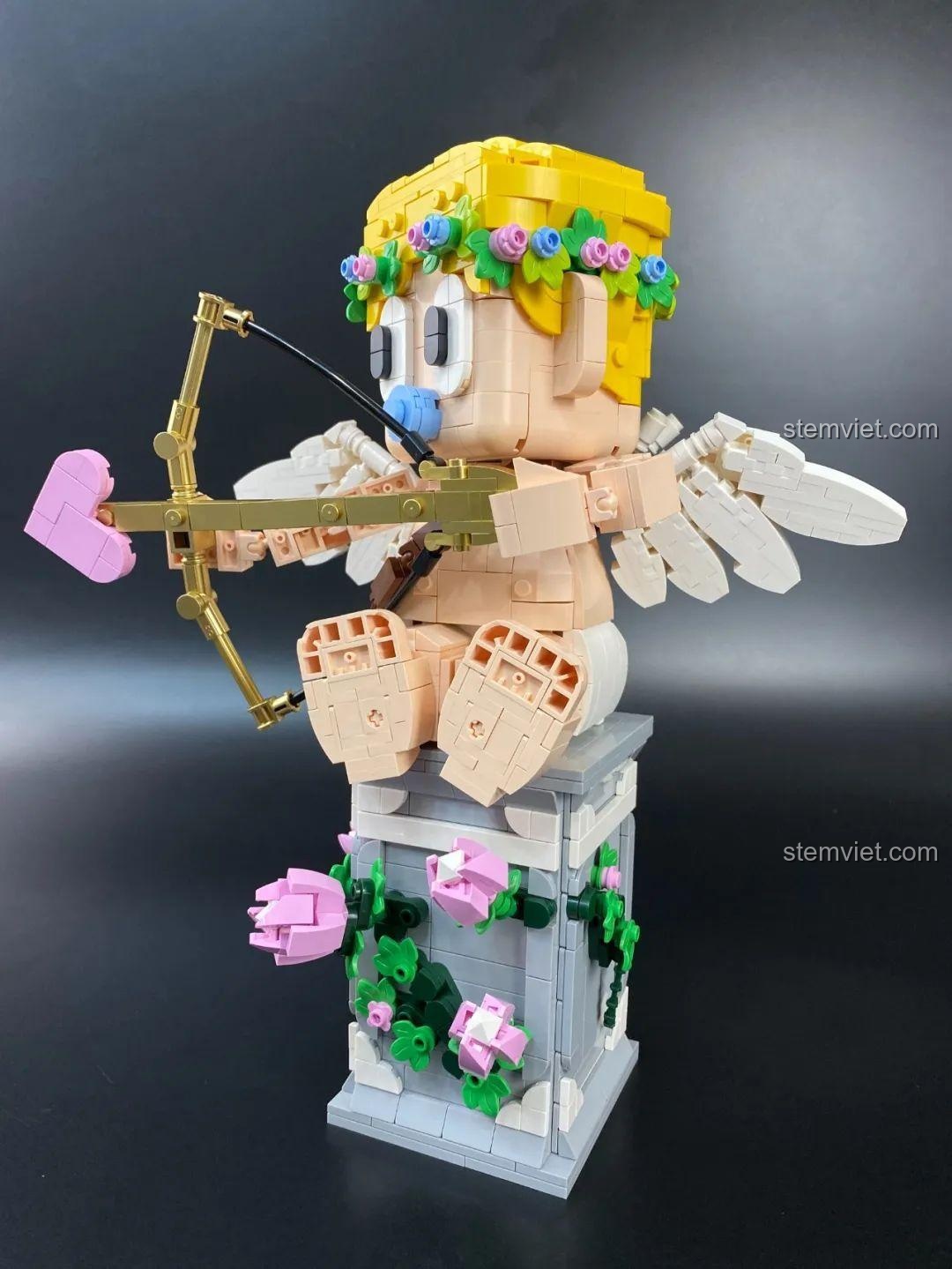 Cận cảnh đôi cánh của Tượng Thần Tình Yêu Cupid 846681 khi đứng, thể hiện chi tiết và cấu trúc.