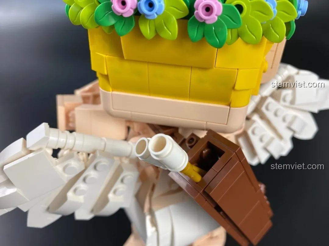 Cận cảnh đôi chân của Tượng Thần Tình Yêu Cupid 846681, cho thấy chi tiết các khớp nối và khả năng tạo dáng.