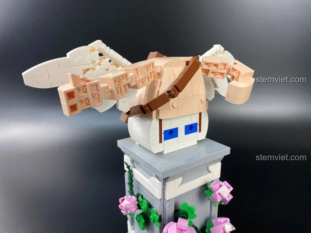 Cận cảnh cây cung vàng của bộ đồ chơi lắp ghép Mô hình Cupid 846 681, với mũi tên hình trái tim màu hồng.