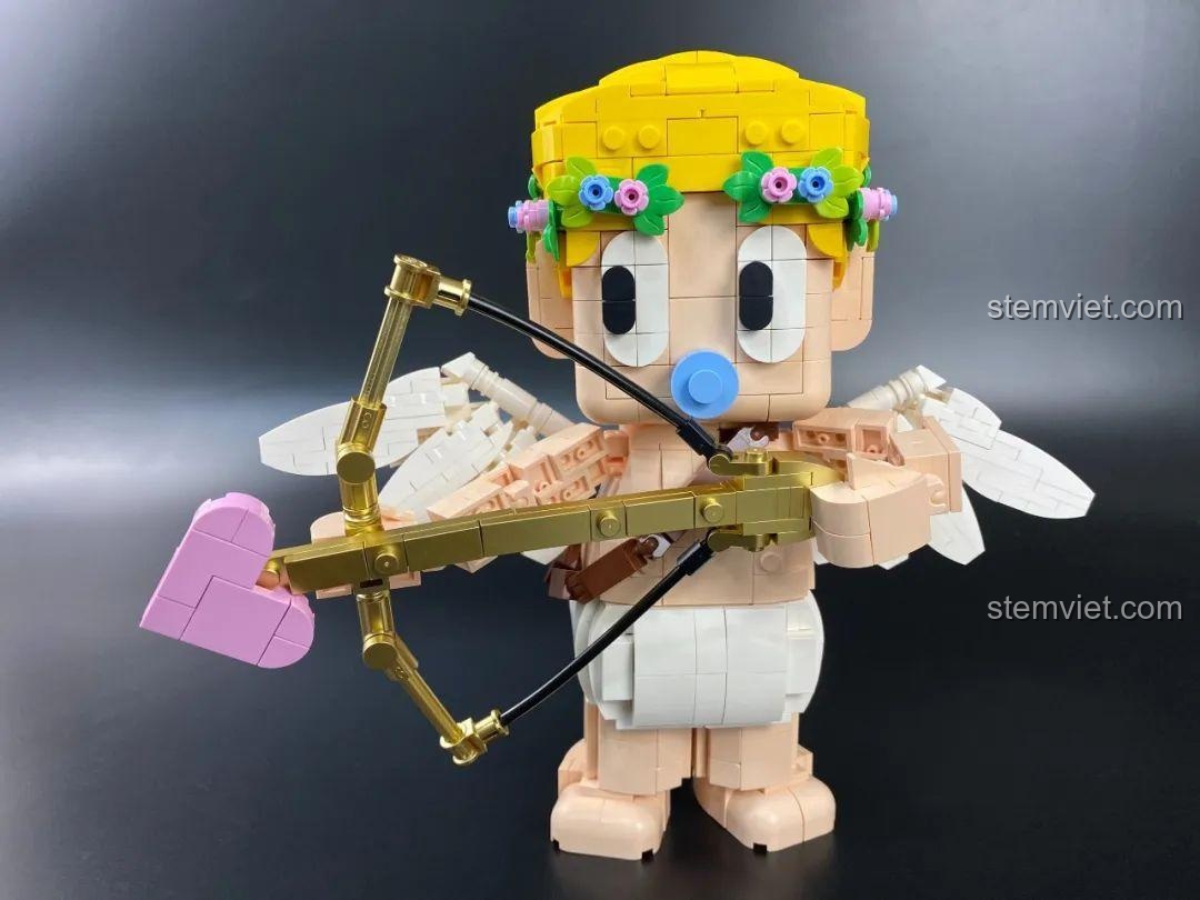 Cận cảnh những bông hoa hồng màu hồng và lá xanh trên phần đế của đồ chơi mô hình Tượng Thần Tình Yêu Cupid DOKI.