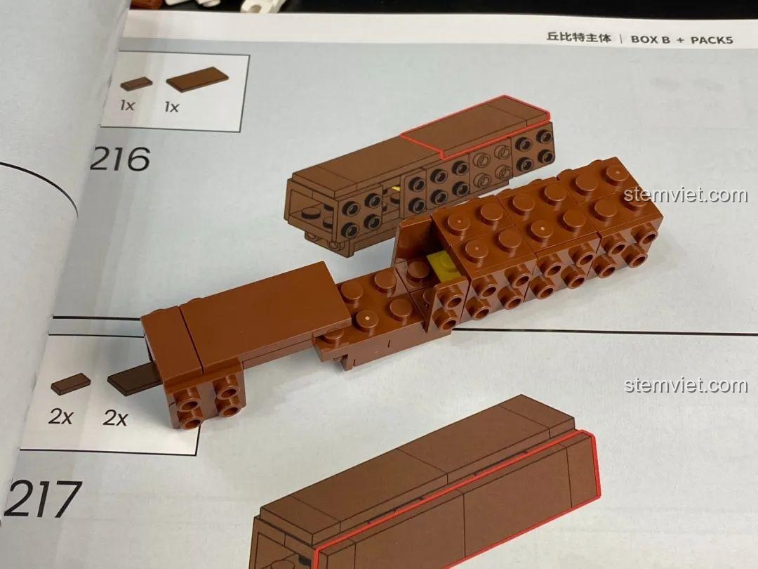 Phần thân của đồ chơi xếp hình Tượng Thần Tình Yêu Cupid DOKI với đôi cánh trắng muốt đã được lắp ráp hoàn chỉnh.