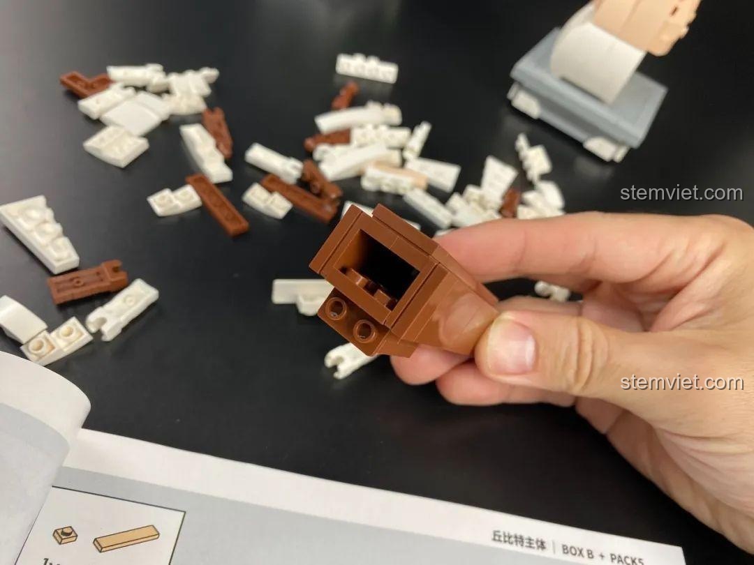 Góc nhìn phía sau của Tượng Thần Tình Yêu Cupid 846681, cho thấy chi tiết đôi cánh và phần lưng.