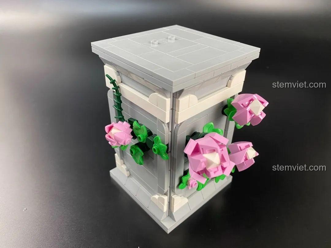 Cấu trúc bên trong phần thân của đồ chơi xếp hình Tượng Thần Tình Yêu Cupid DOKI, đang trong quá trình lắp ráp.