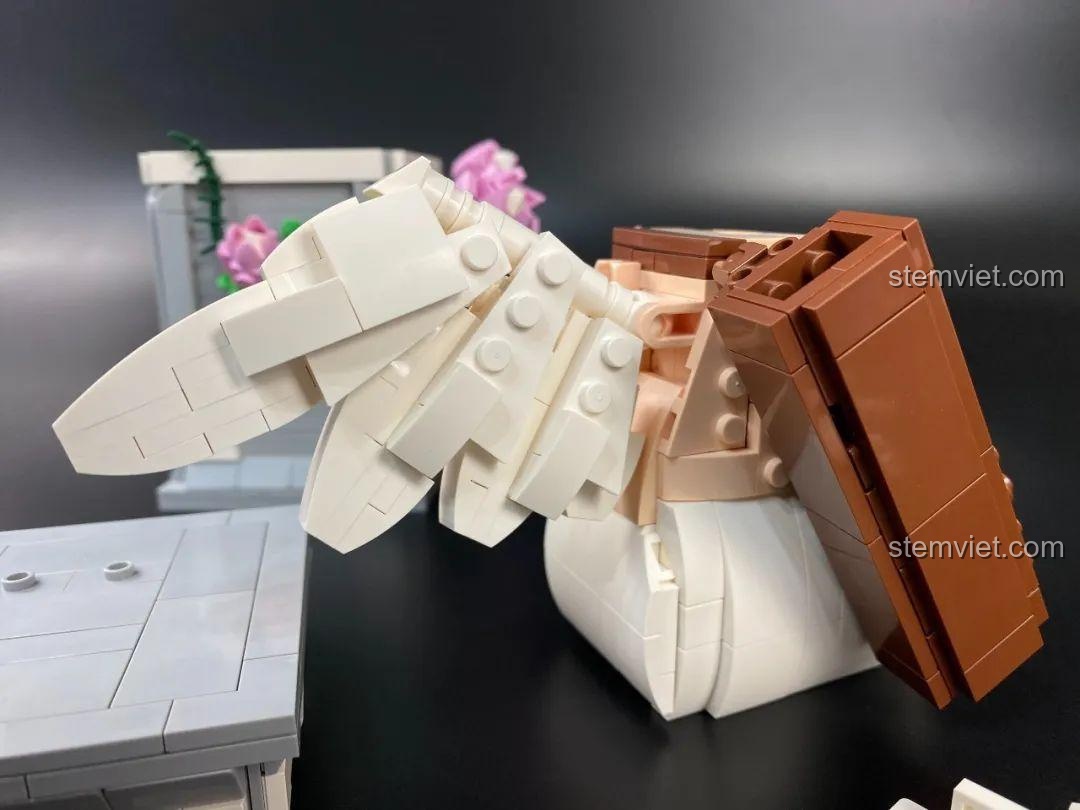 Cây cung vàng óng ánh của đồ chơi xếp hình Tượng Thần Tình Yêu Cupid 846681 đã được lắp ráp hoàn chỉnh, với mũi tên hình trái tim.