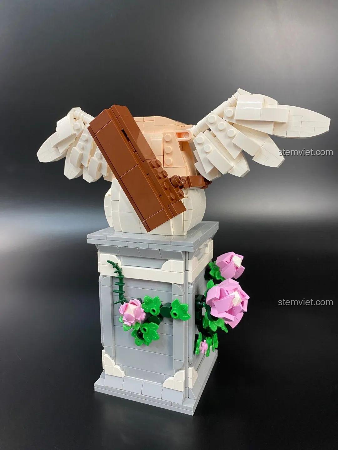 Tượng Thần Tình Yêu Cupid 846681 đã được lắp ráp hoàn chỉnh, ngồi trên bệ với cung tên vàng óng.