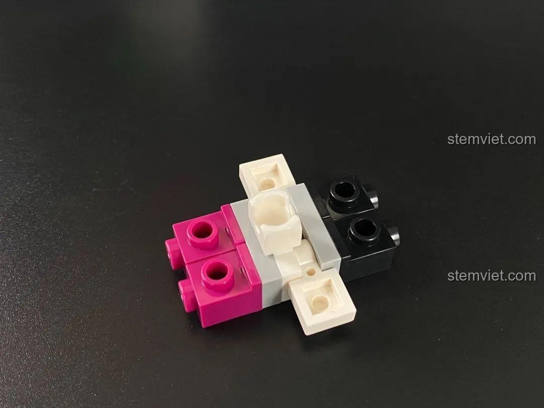 Góc nhìn phía sau của Tượng Thần Tình Yêu Cupid 846681 đứng, cho thấy chi tiết đôi cánh và quiver.