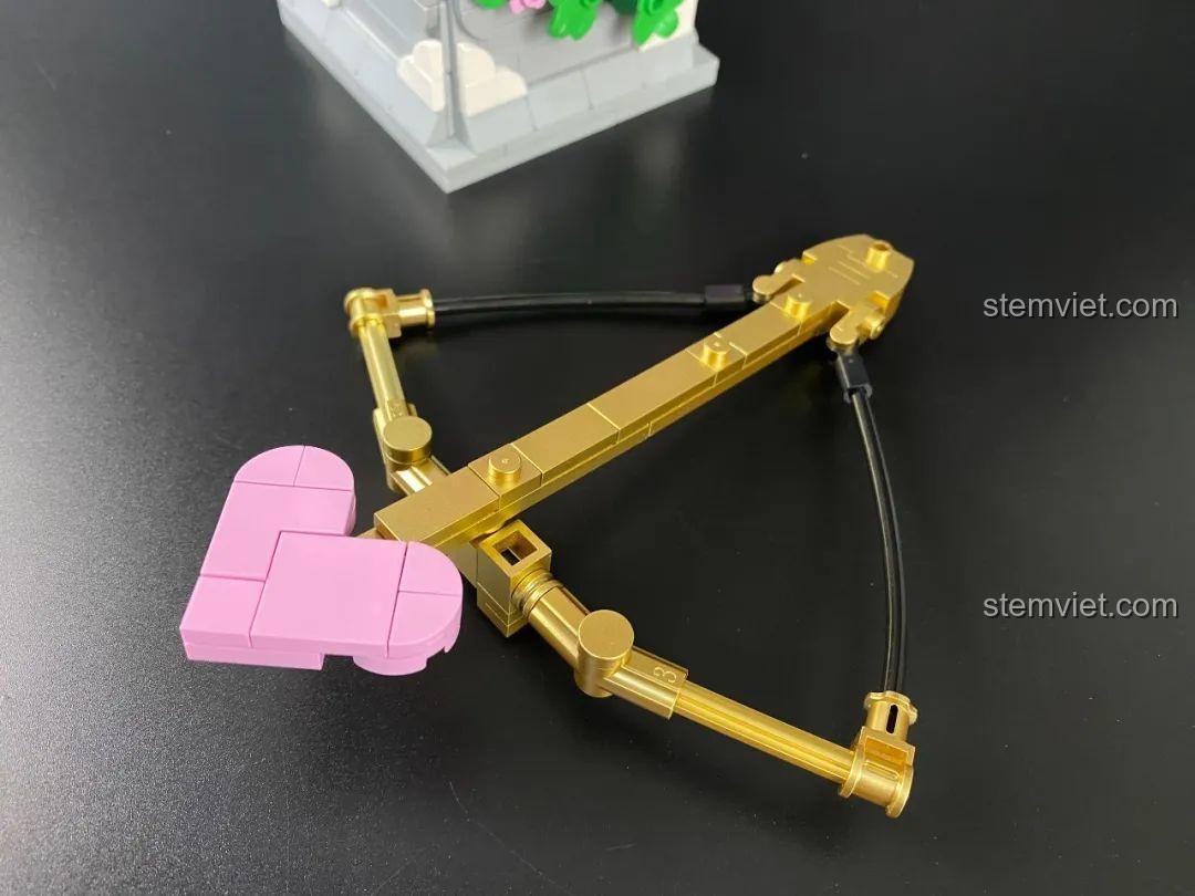 Mô hình Tượng Thần Tình Yêu Cupid DOKI 846681 hoàn chỉnh, ngồi trên bệ hoa hồng, với cung tên và núm vú.