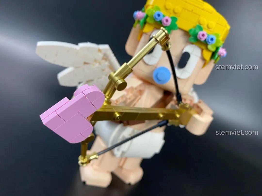 Tượng Thần Tình Yêu Cupid 846681 ngồi trên bệ, góc nhìn chính diện, thể hiện sự đáng yêu và chi tiết của khuôn mặt.