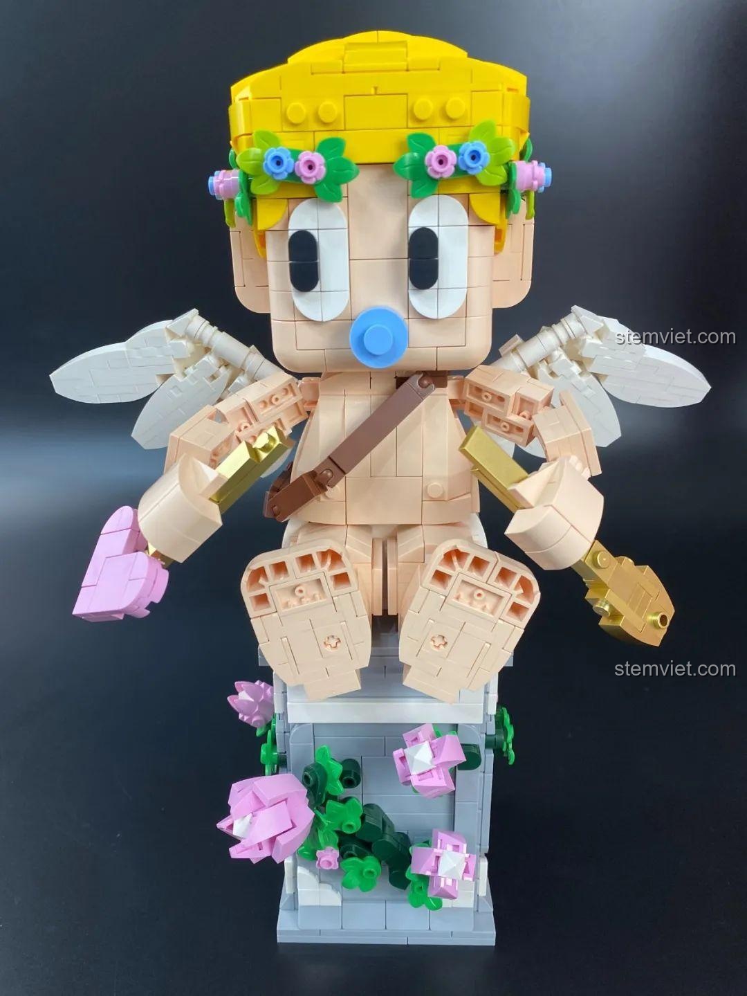 Tượng Thần Tình Yêu Cupid 846681 ngồi trên bệ, góc nhìn nghiêng cuối cùng, tổng thể hài hòa và đẹp mắt.