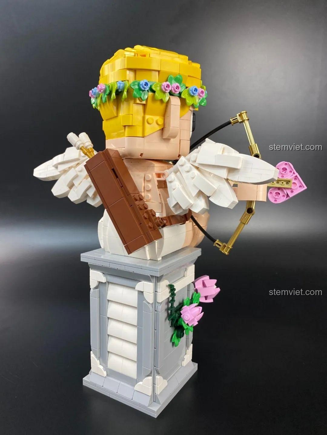 Tượng Thần Tình Yêu Cupid 846681 đang trong tư thế nhắm bắn cung, thể hiện sự tập trung và đáng yêu.