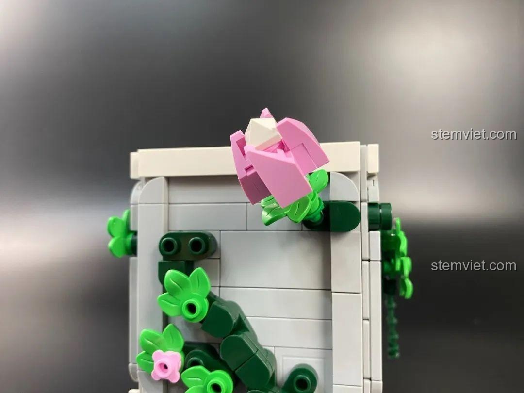 Phần đế của bộ đồ chơi lắp ghép Mô hình Cupid 846 681 đã hoàn thành, với nắp đậy mở ra để lộ không gian rỗng bên trong.