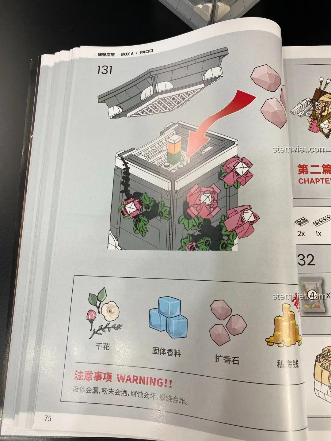 Chiếc bệ hoa hồng đã hoàn thành của bộ khối lắp ghép Tượng Thần Tình Yêu Cupid, sẵn sàng cho Cupid ngồi lên.