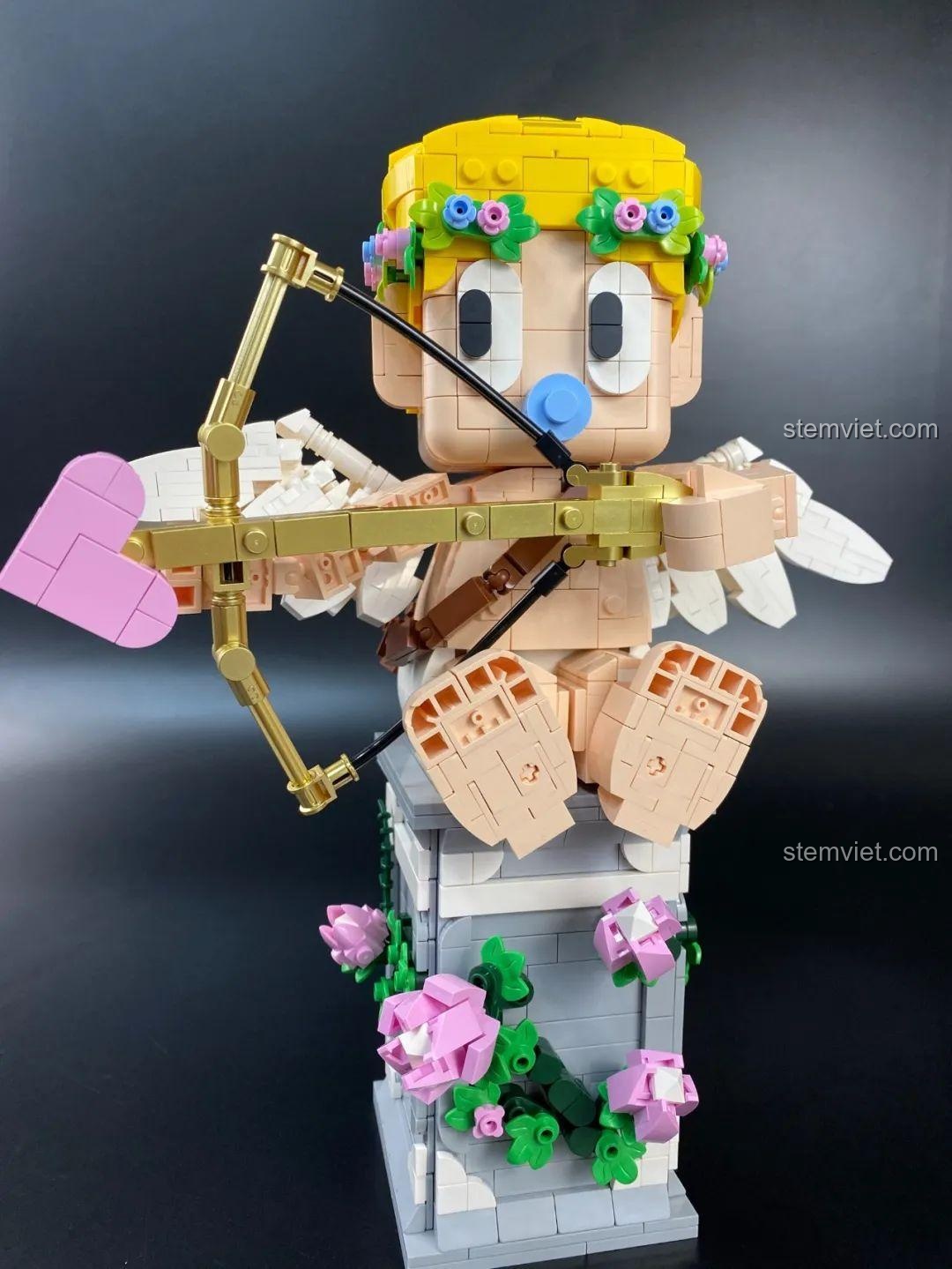 Góc nhìn từ trên xuống của phần đế rỗng bộ đồ chơi xếp hình Tượng Thần Tình Yêu Cupid 846681, cho thấy không gian bên trong để đựng hương liệu.