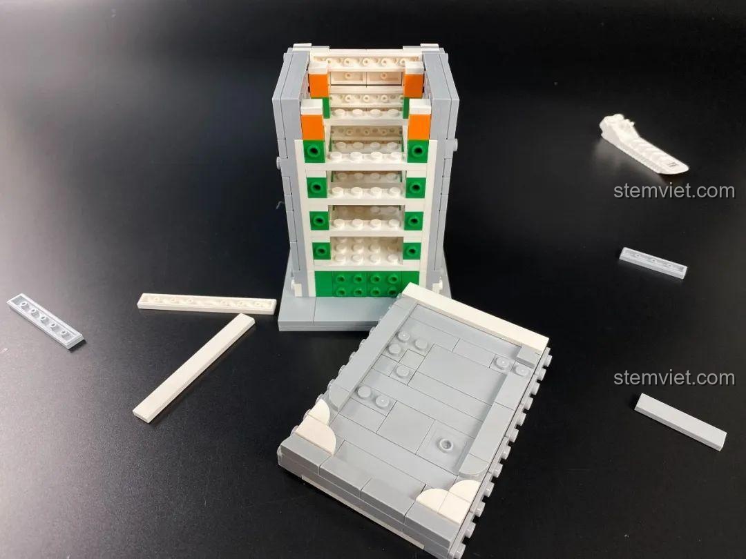 Thêm các chi tiết hoa hồng màu hồng và lá xanh lên phần đế của đồ chơi mô hình Tượng Thần Tình Yêu Cupid DOKI, tạo vẻ đẹp lãng mạn.