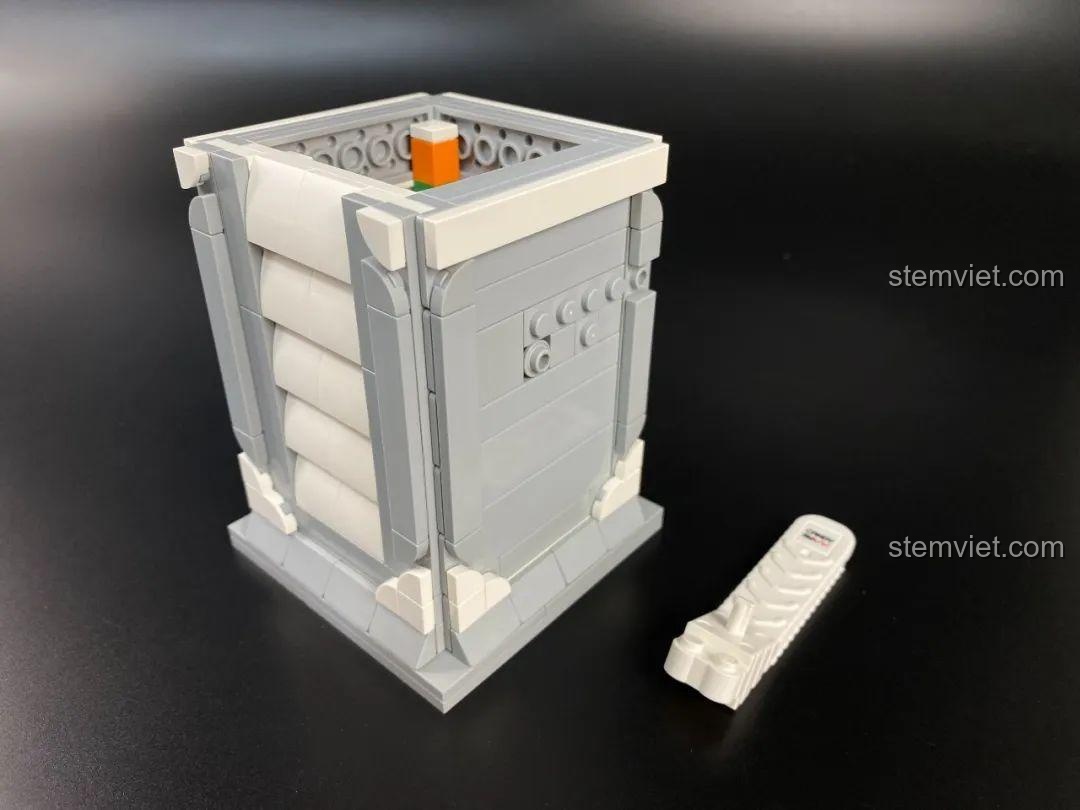 Góc nhìn phía sau của phần đế bộ đồ chơi xếp hình Tượng Thần Tình Yêu Cupid DOKI với các chi tiết hoa và lá đã được lắp.