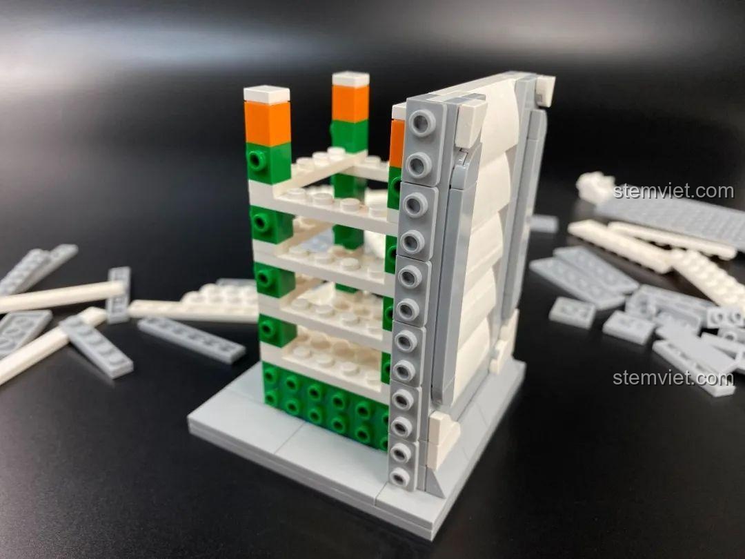 Tiếp tục lắp ráp các mặt của phần đế bộ khối lắp ghép Tượng Thần Tình Yêu Cupid, tạo thành một khối vững chắc.