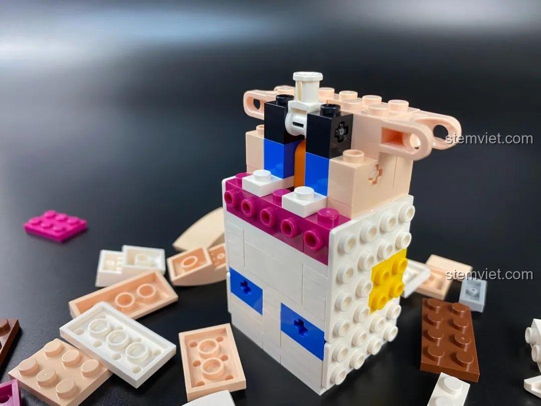 Lắp phần lưng của Tượng Thần Tình Yêu Cupid 846681, tạo nên hình dáng đáng yêu của mô hình.