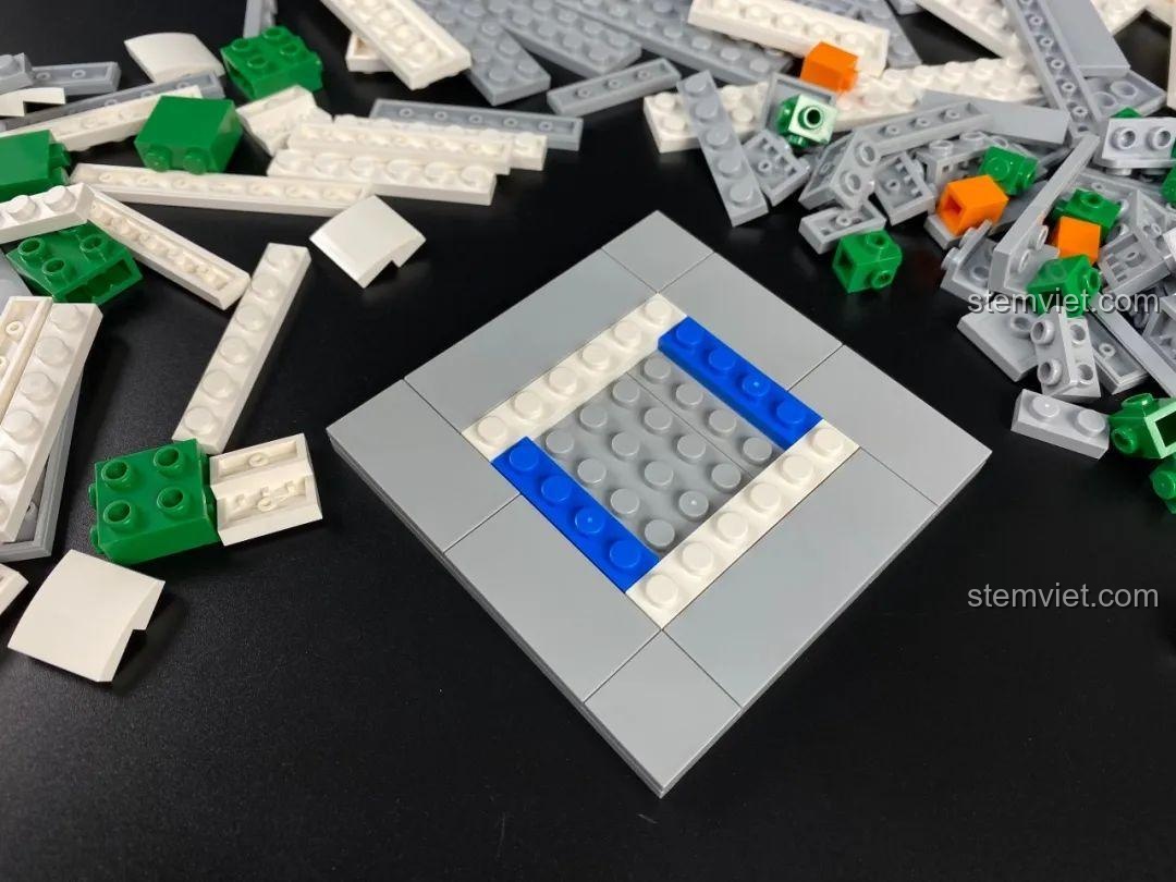 Bước đầu tiên lắp ráp phần đế của bộ lắp ráp DOKI 846681 Tượng Thần Tình Yêu Cupid, với các mảnh ghép cơ bản.