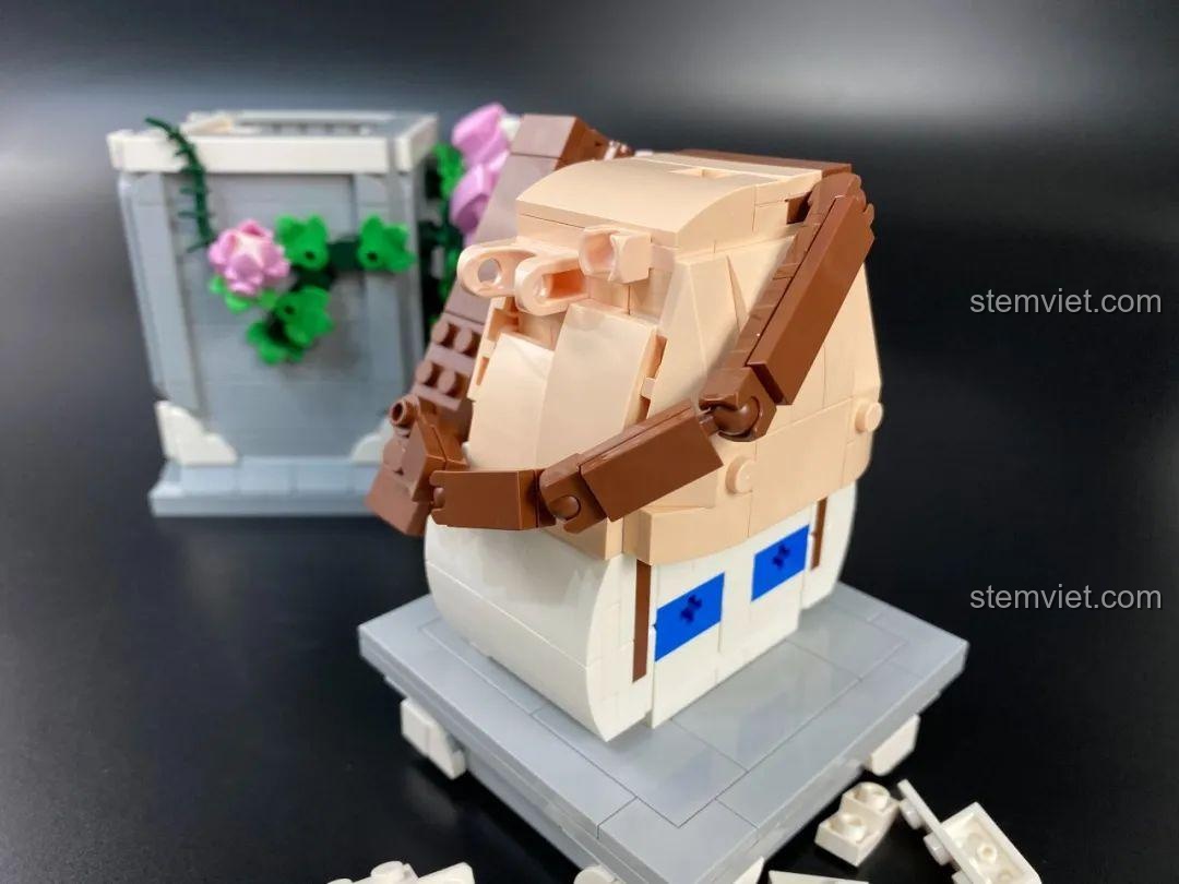 Các mảnh ghép màu vàng kim loại của cây cung và mũi tên tình yêu của bộ lắp ráp DOKI 846681 Tượng Thần Tình Yêu Cupid.