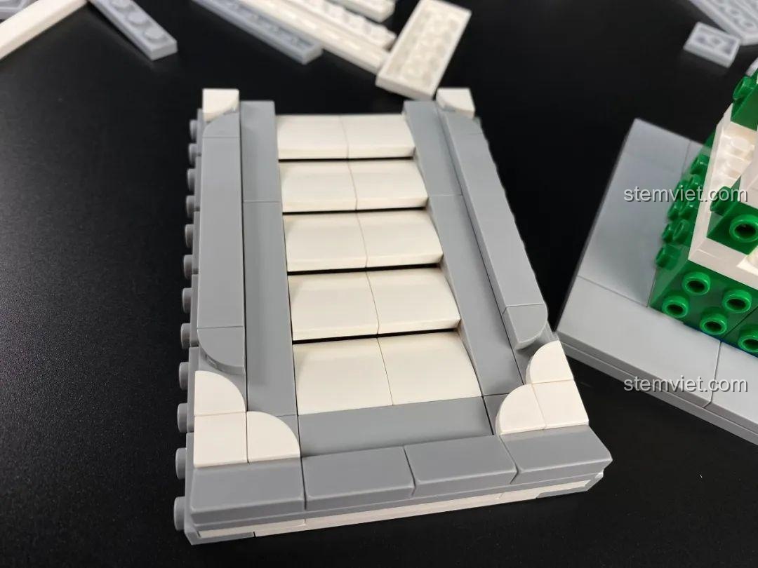 Lắp các tấm ốp bên ngoài cho phần đế của bộ đồ chơi lắp ghép Mô hình Cupid 846 681, tạo nên hình dáng ban đầu.