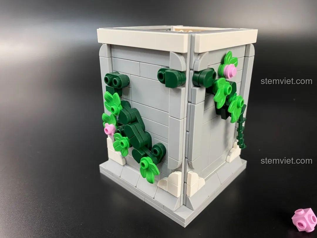 Trang sách hướng dẫn của đồ chơi xếp hình Tượng Thần Tình Yêu Cupid 846681 giải thích mục đích của đế rỗng để đựng hương liệu.