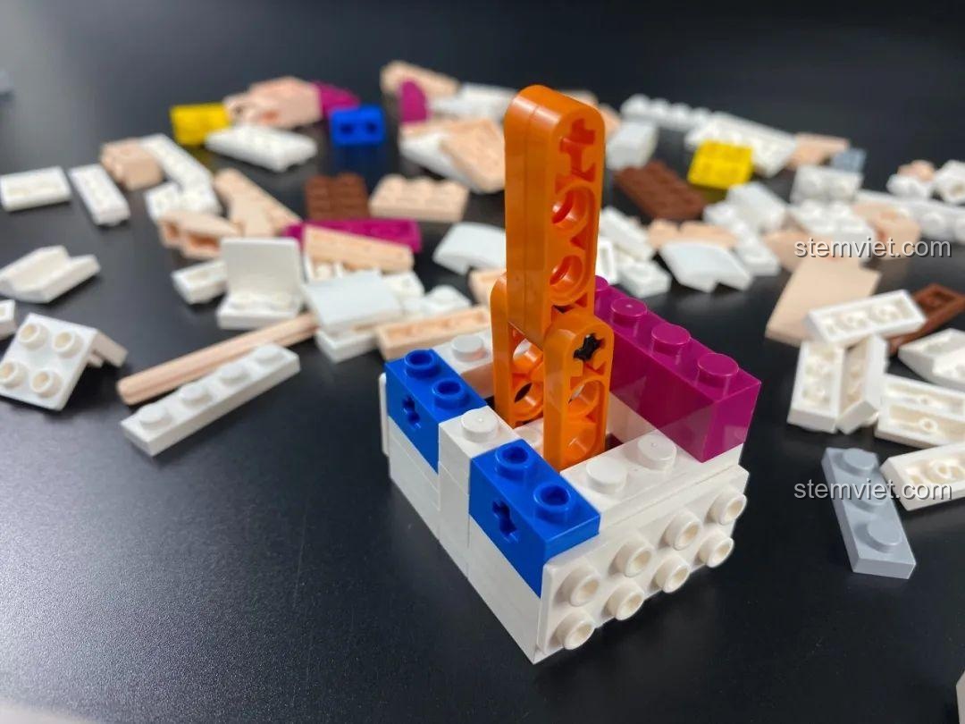 Phần thân của bộ lắp ráp DOKI 846681 Tượng Thần Tình Yêu Cupid đã gần hoàn chỉnh, đặt cạnh chiếc bệ.