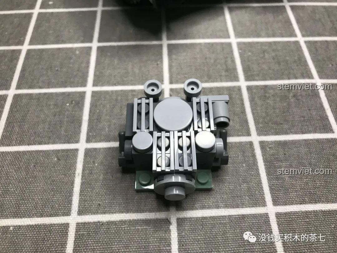 Mô hình động cơ xe tăng T-14 Armata Jiazhi 0101 nhìn từ phía sau, rất chi tiết.