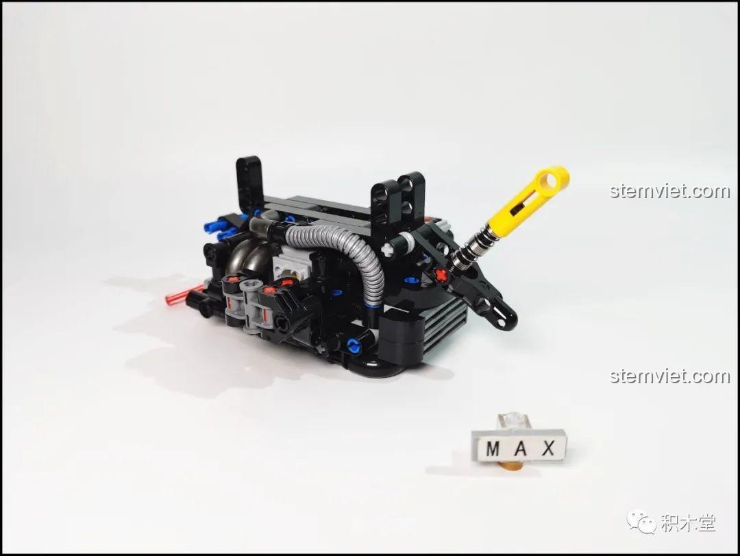 Phần động cơ boxer nằm ngang của mô hình Leier 50008 Mô tô BMW R1200GS Rallye đã được lắp ráp hoàn chỉnh.