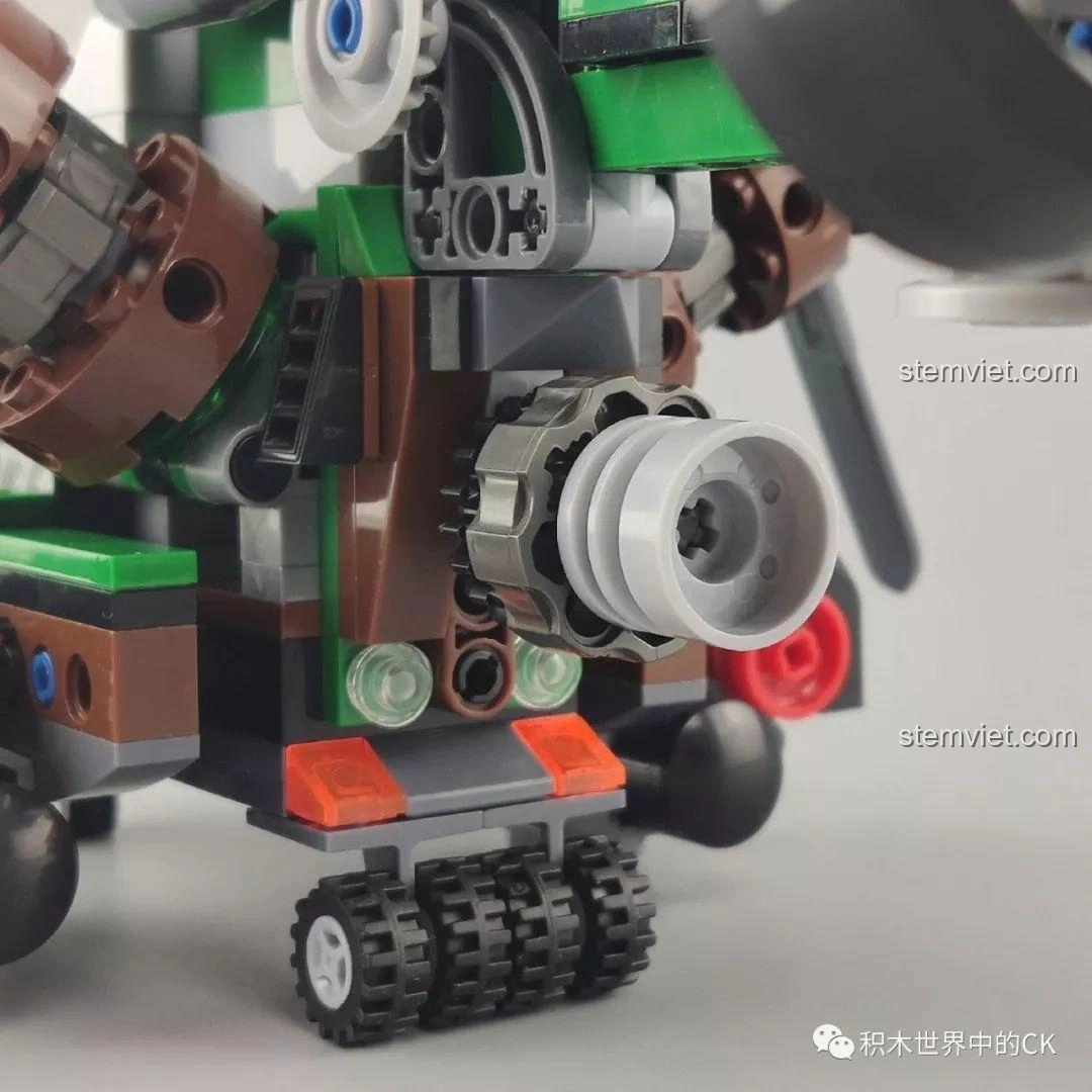 Cận cảnh động cơ phản lực ở đuôi mô hình trực thăng Winner 5101, với các cánh quạt bên trong.