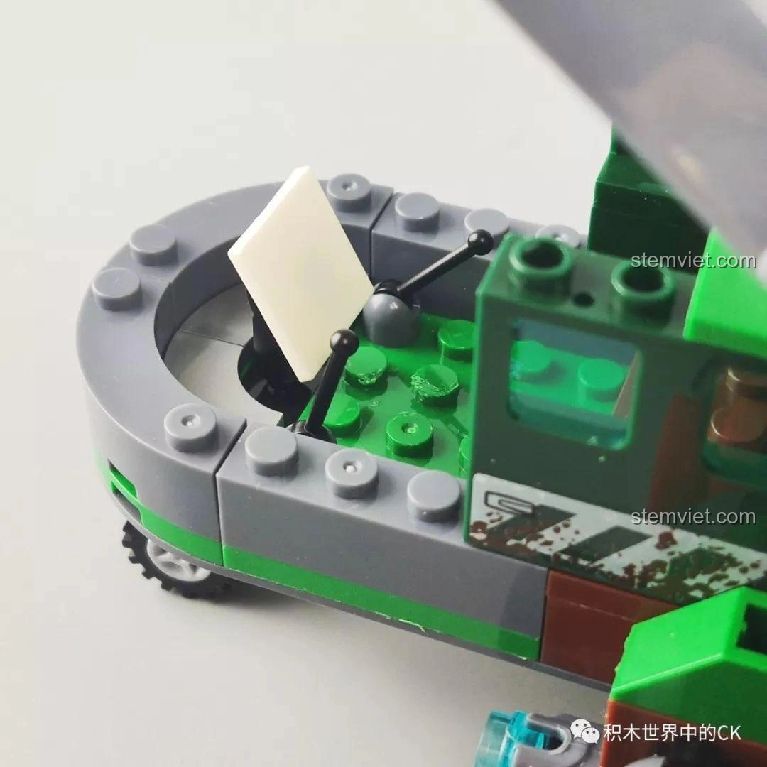 Cận cảnh chi tiết động cơ phụ bên hông mô hình trực thăng Winner 5101, với các chi tiết cơ khí.