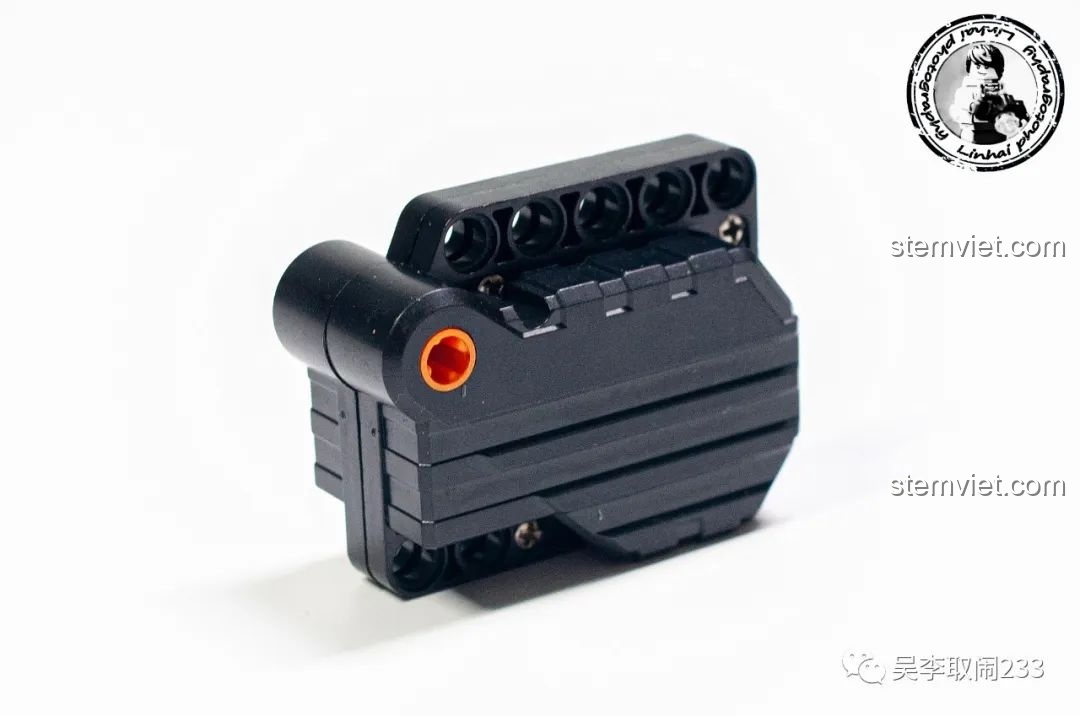 Cận cảnh chi tiết động cơ pull-back của bộ đồ chơi xây dựng Xe địa hình có thể biến Forange.