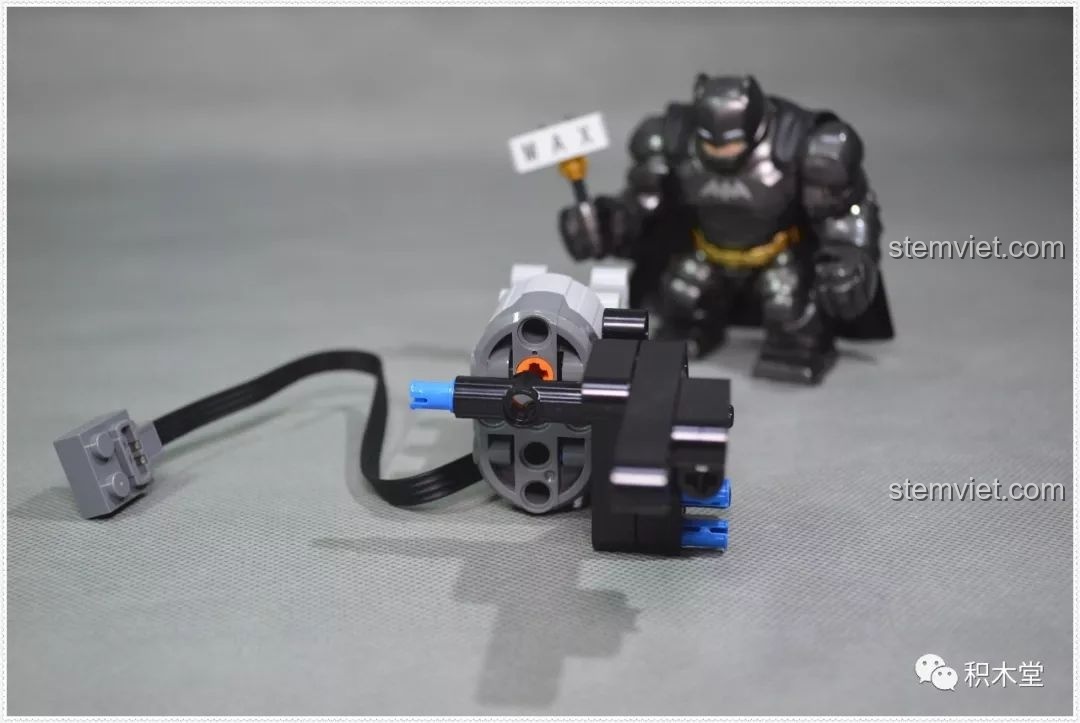 Động cơ lái và động cơ 'quái thú' của đồ chơi mô hình Xe đua điều khiển từ xa FRR-F1 siêu tiết kiệm.