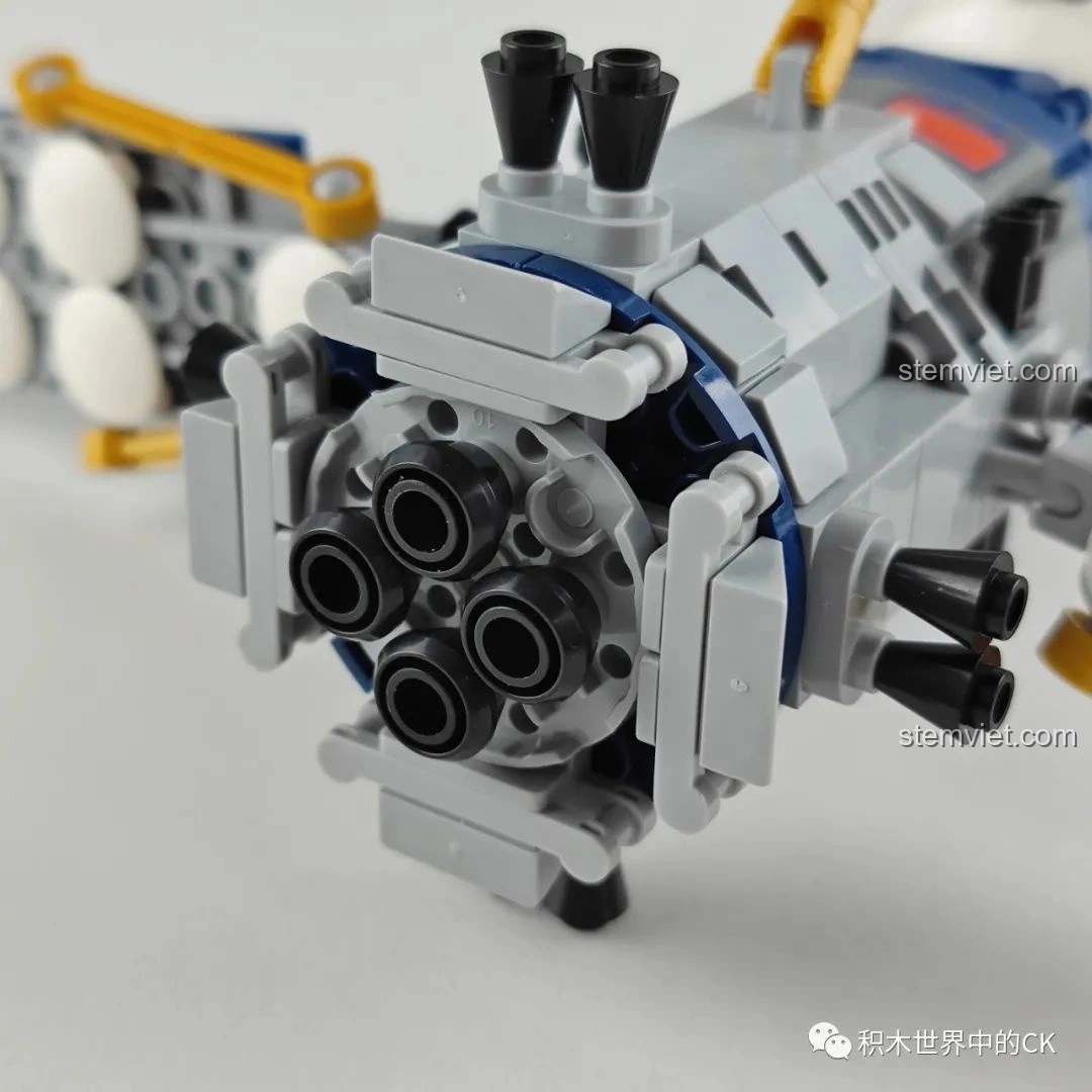 Cận cảnh các động cơ đẩy phía sau của mô hình tàu vũ trụ Thần Châu ZHEGAO QL0281, với thiết kế mạnh mẽ và chi tiết.