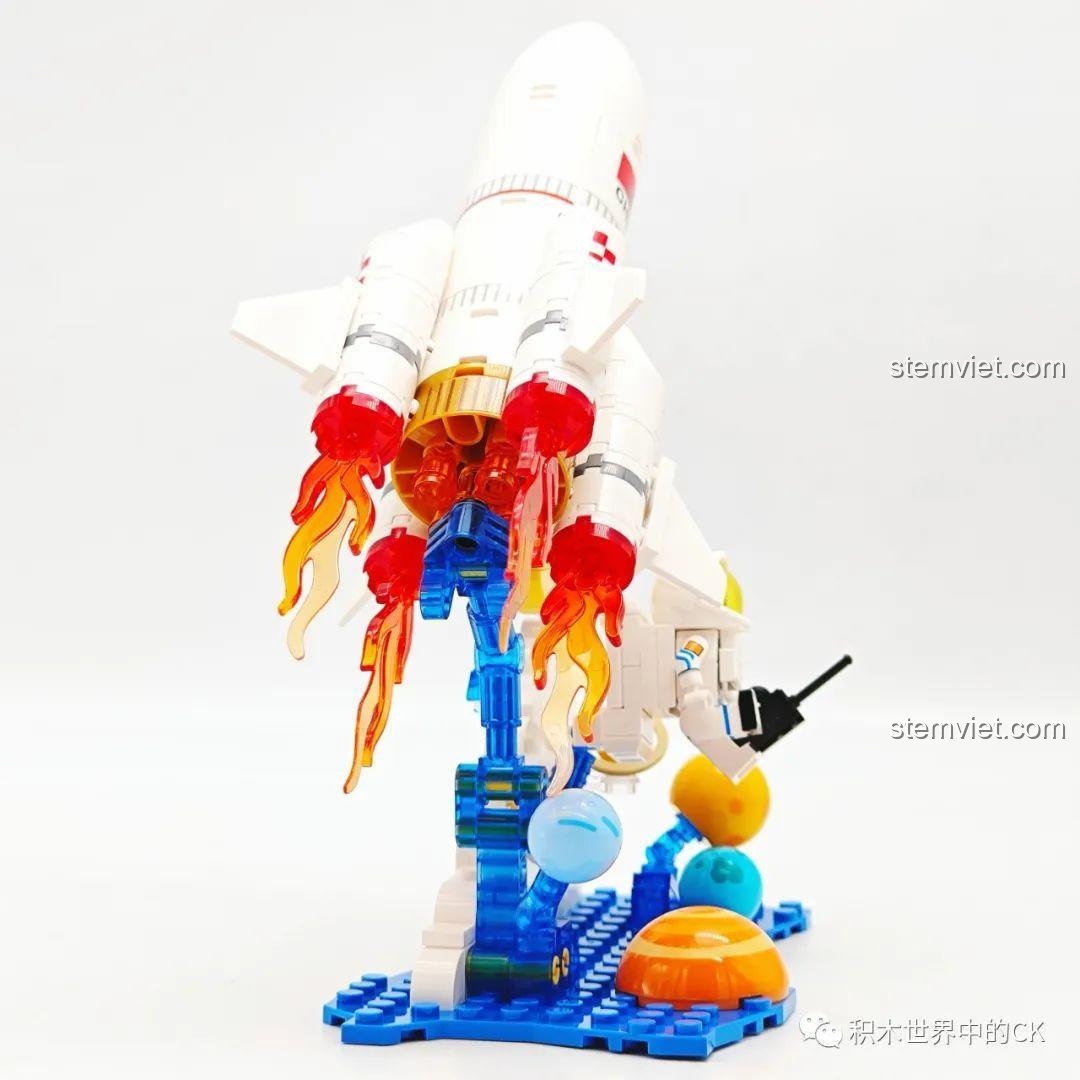 Góc nhìn từ phía sau của tên lửa Sembo 203356, tập trung vào các chi tiết động cơ và hiệu ứng lửa.