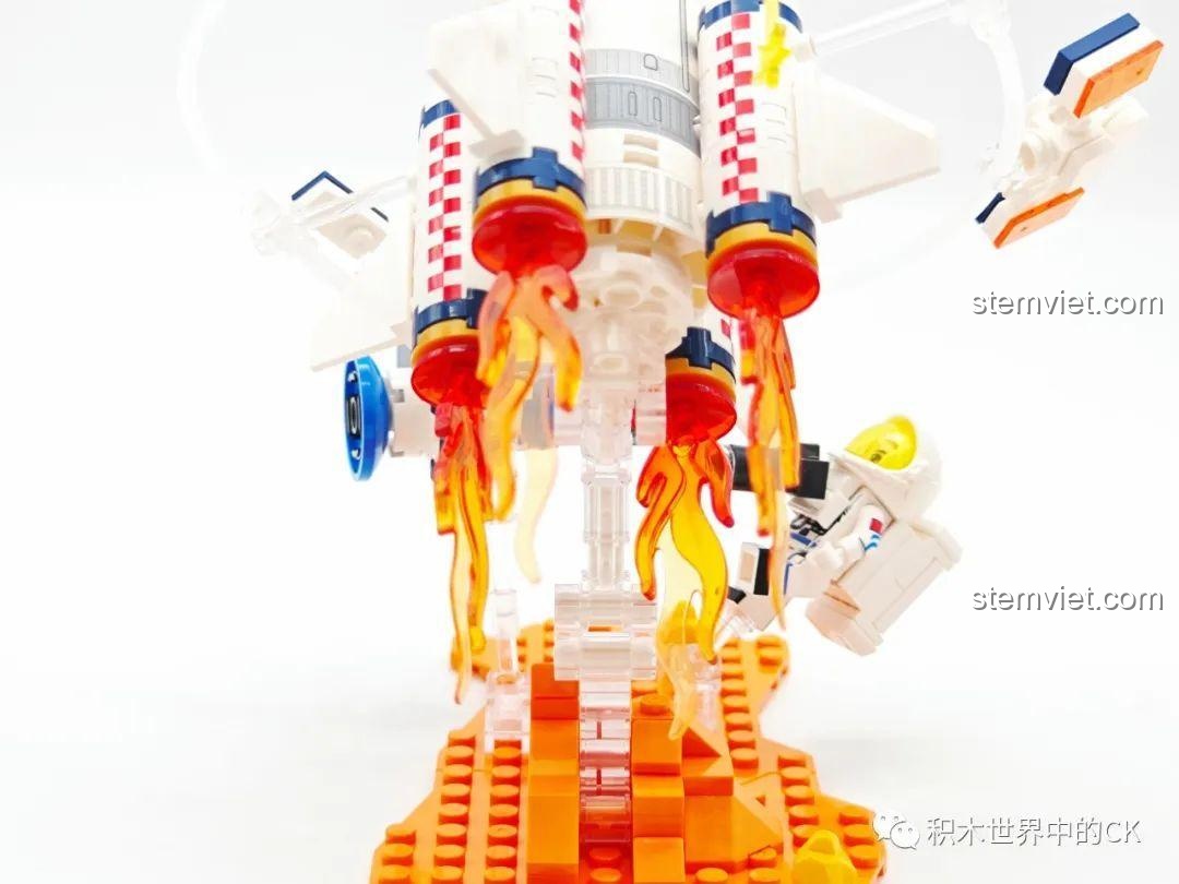 Cận cảnh phần đuôi tên lửa Sembo 203357 với hiệu ứng lửa từ các động cơ, tạo cảm giác mạnh mẽ và sống động.