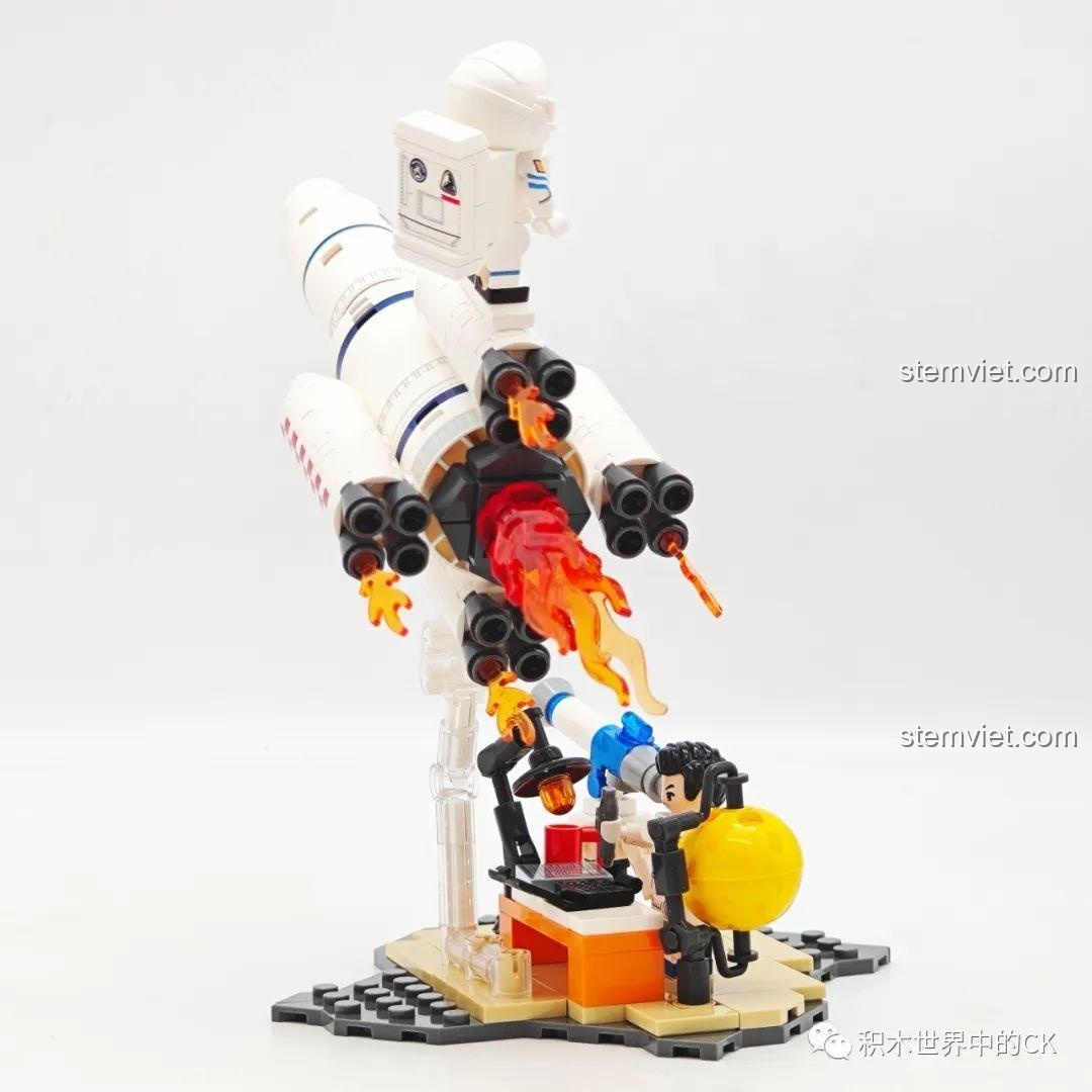 Góc nhìn từ phía sau của mô hình Sembo 203358, làm nổi bật các động cơ tên lửa và trạm quan sát.