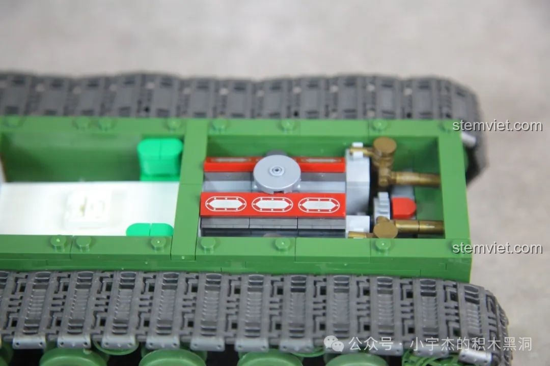 Cận cảnh khối động cơ được thiết kế riêng biệt và chi tiết trong mô hình IS-2 Quan Guan 100249.