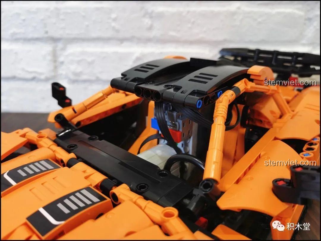 Động cơ V8 và bánh xe của mô hình Happy Build YC-QC004 McLaren P1 liên động, thể hiện cơ chế hoạt động phức tạp và chân thực.