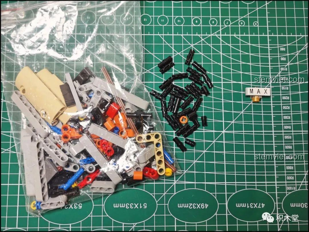 Cận cảnh động cơ V8 ẩn dưới nắp capo sau của mô hình Happy Build YC-QC004 McLaren P1, thể hiện sự phức tạp và chi tiết bên trong.