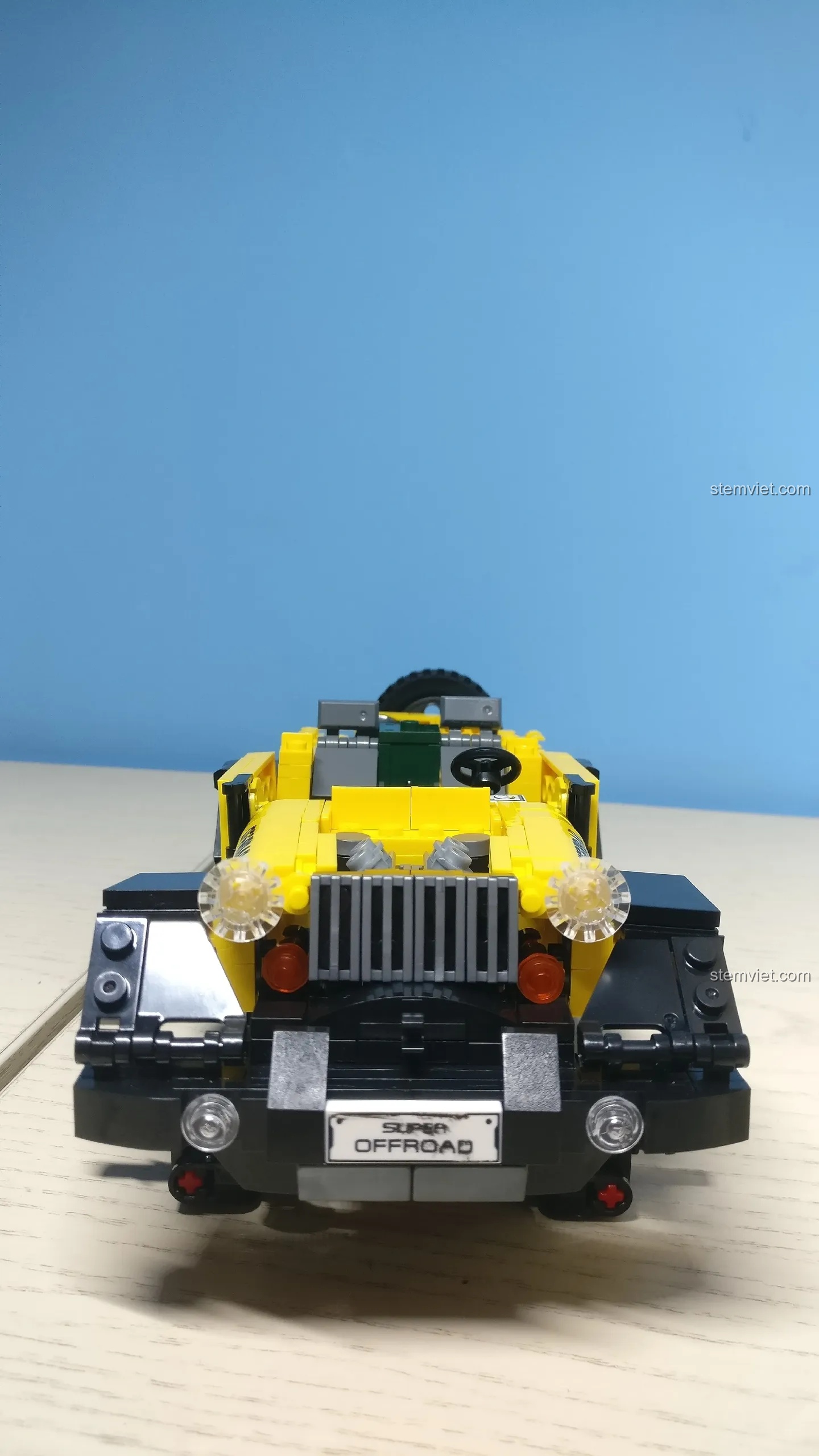 Cận cảnh phần động cơ và nội thất đơn giản của bộ lắp ráp Xe vượt địa hình XB03024 chất lượng cao giá tốt.