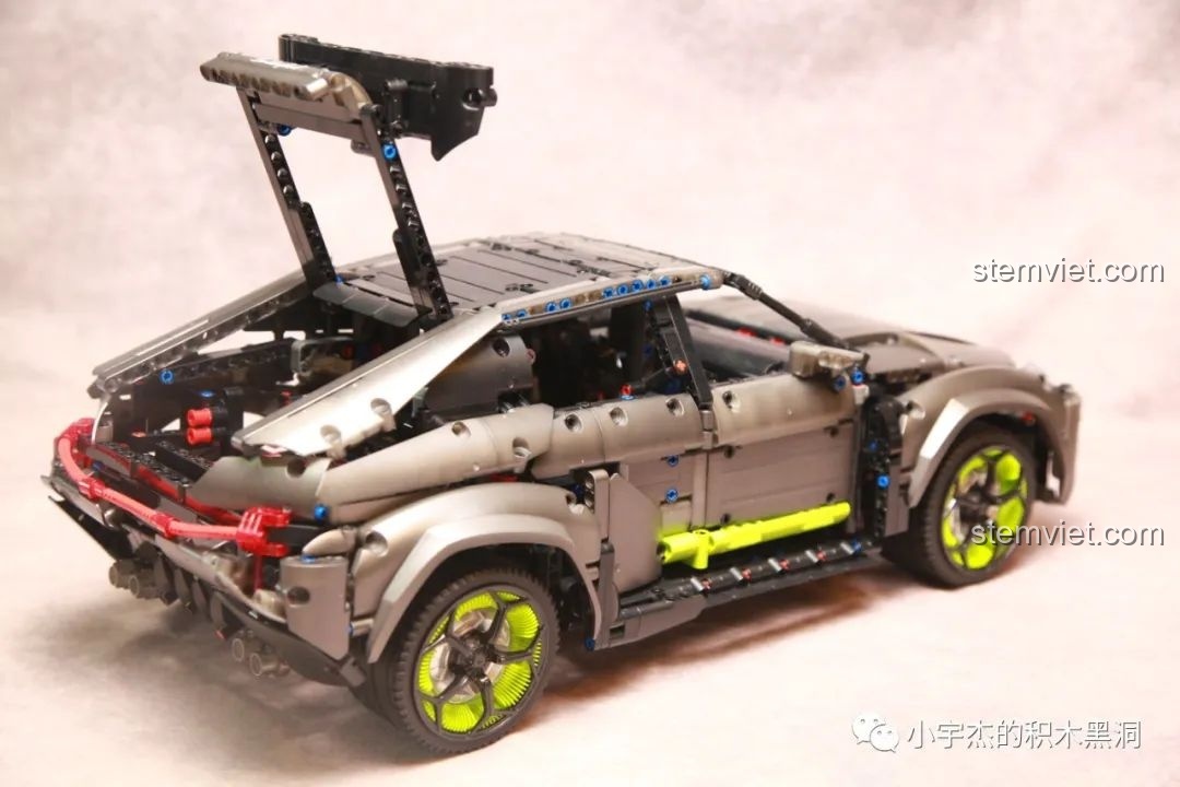 Mô hình Kbox 10511 với cốp sau đã đóng, trở lại dáng vẻ coupe SUV hoàn chỉnh.