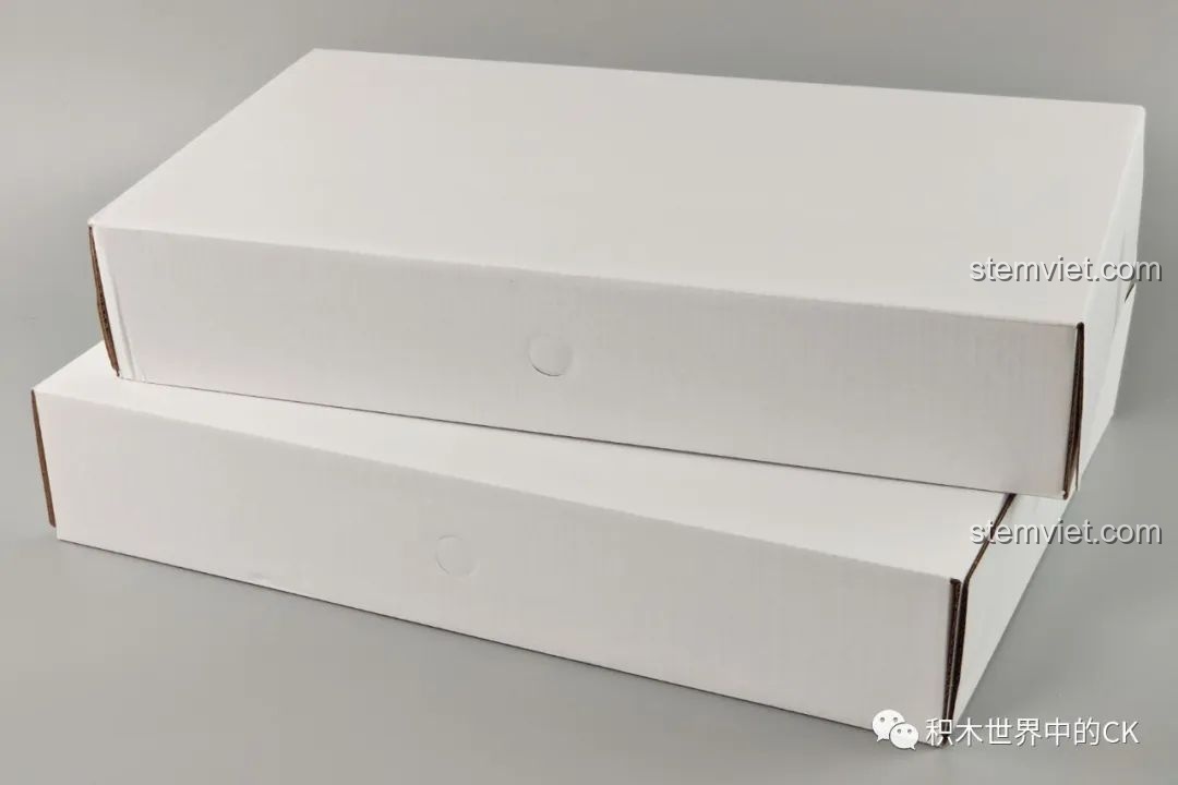 Hai hộp carton trắng bên trong hộp lớn của bộ Leier 10003, giúp bảo vệ các chi tiết lắp ráp không bị hư hỏng.