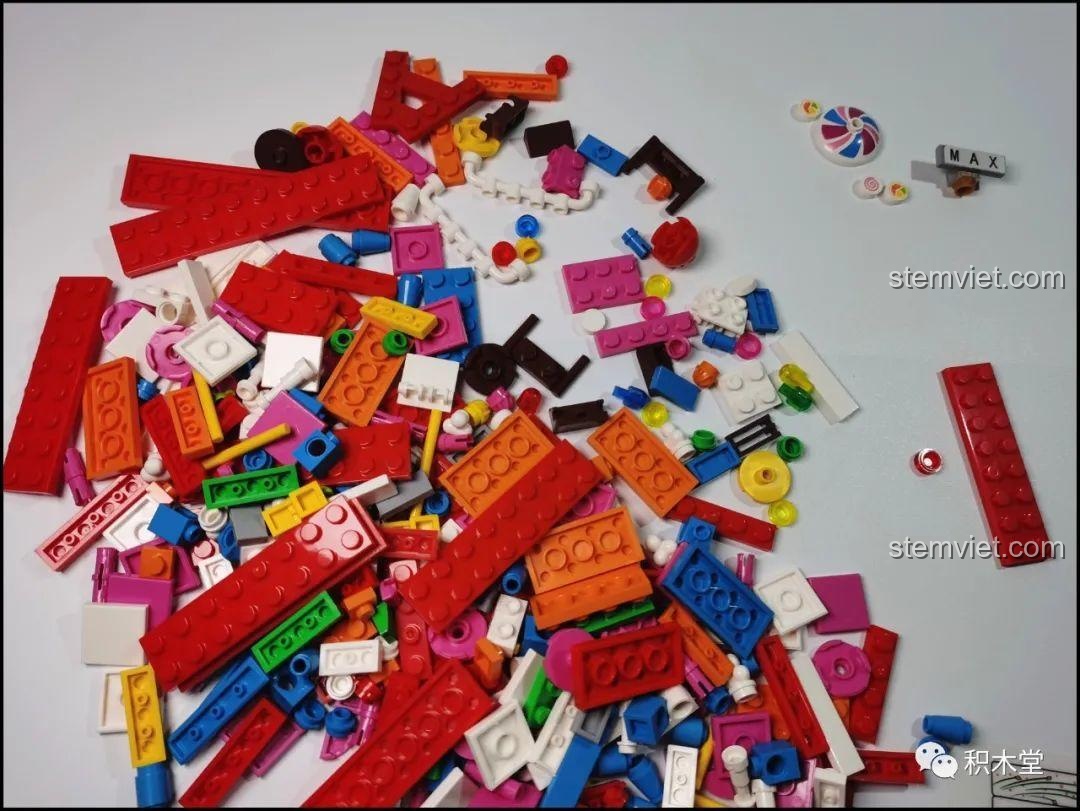 Một đống mảnh ghép đầy màu sắc của bộ đồ chơi Yunri 66111 Mô Hình Vòng Quay Ferris Wheel, sẵn sàng cho quá trình lắp ráp.