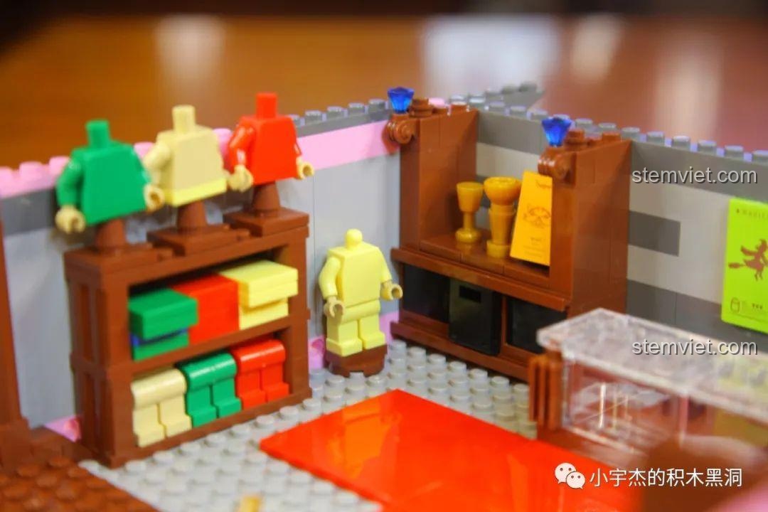 Khu vực trưng bày đồng phục Quidditch trong đồ chơi mô hình Cửa hàng phép thuật 16039 giá bình dân.