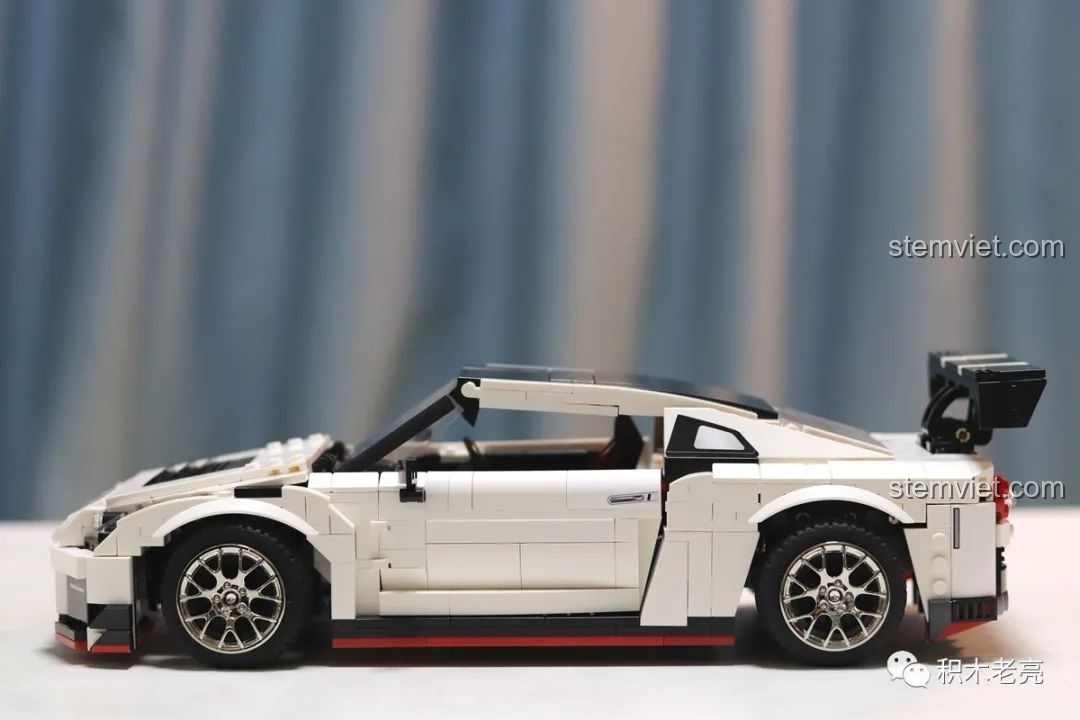 Mô hình xe đua Nissan GTR R35 lắp ráp Double Eagle 61020 phiên bản đua trong đêm, góc nhìn từ phía sau với đèn hậu sáng.