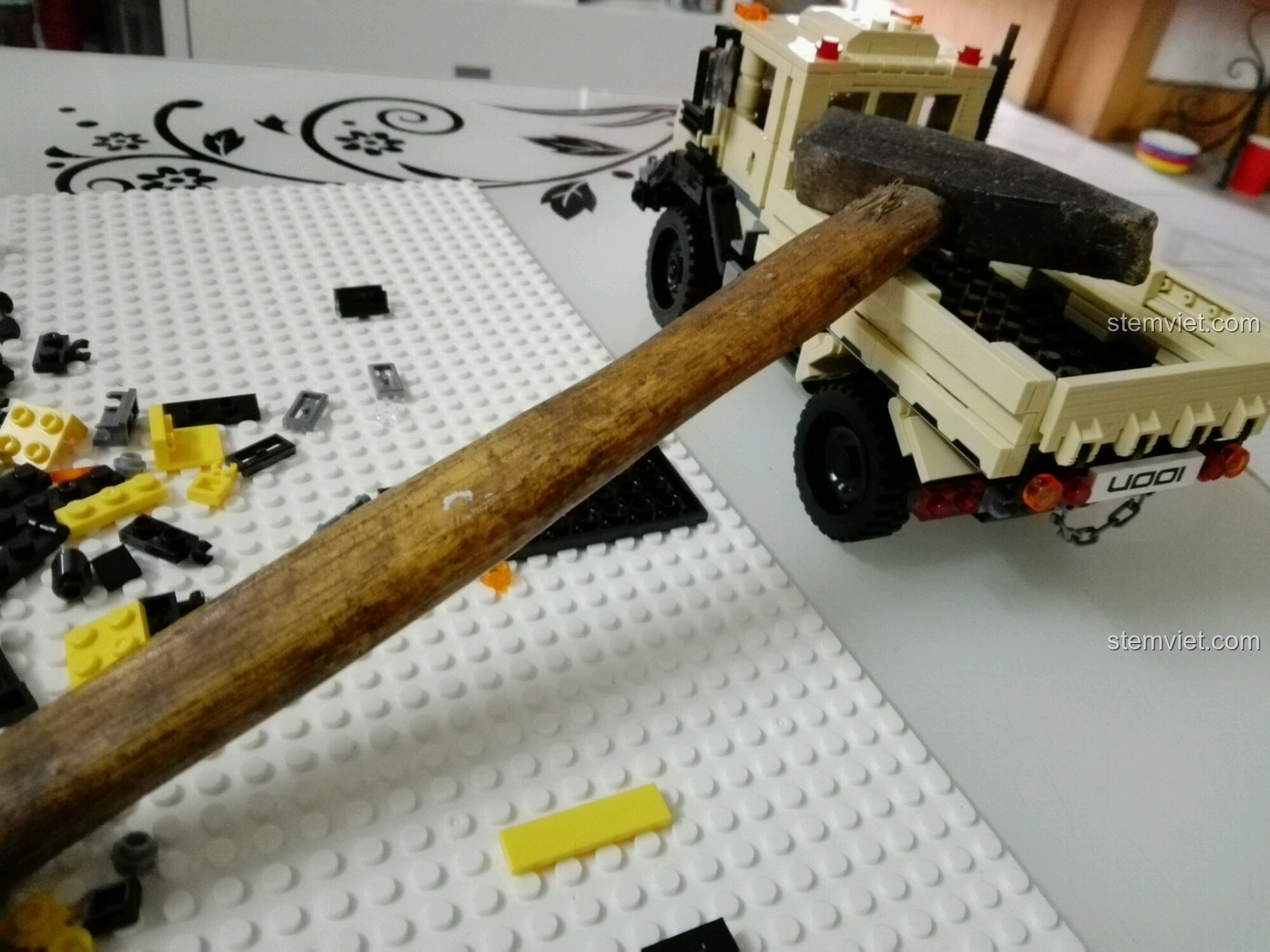 Sử dụng búa để hỗ trợ lắp các chi tiết quá khít của bộ đồ chơi mô hình Xe off-road 3024 giá bình dân, một kinh nghiệm xương máu.