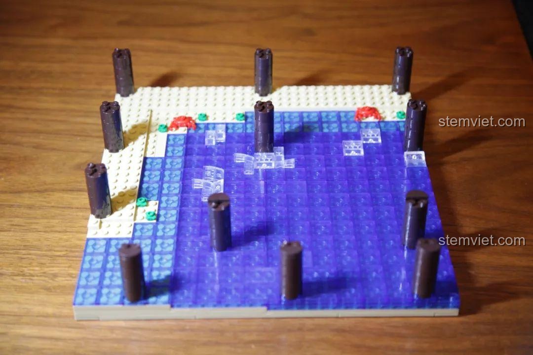 Các cột trụ của bến tàu đã được dựng lên trên nền biển, chuẩn bị cho các tầng trên của mô hình.